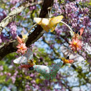 couronne de fleurs séchées et papillons origami